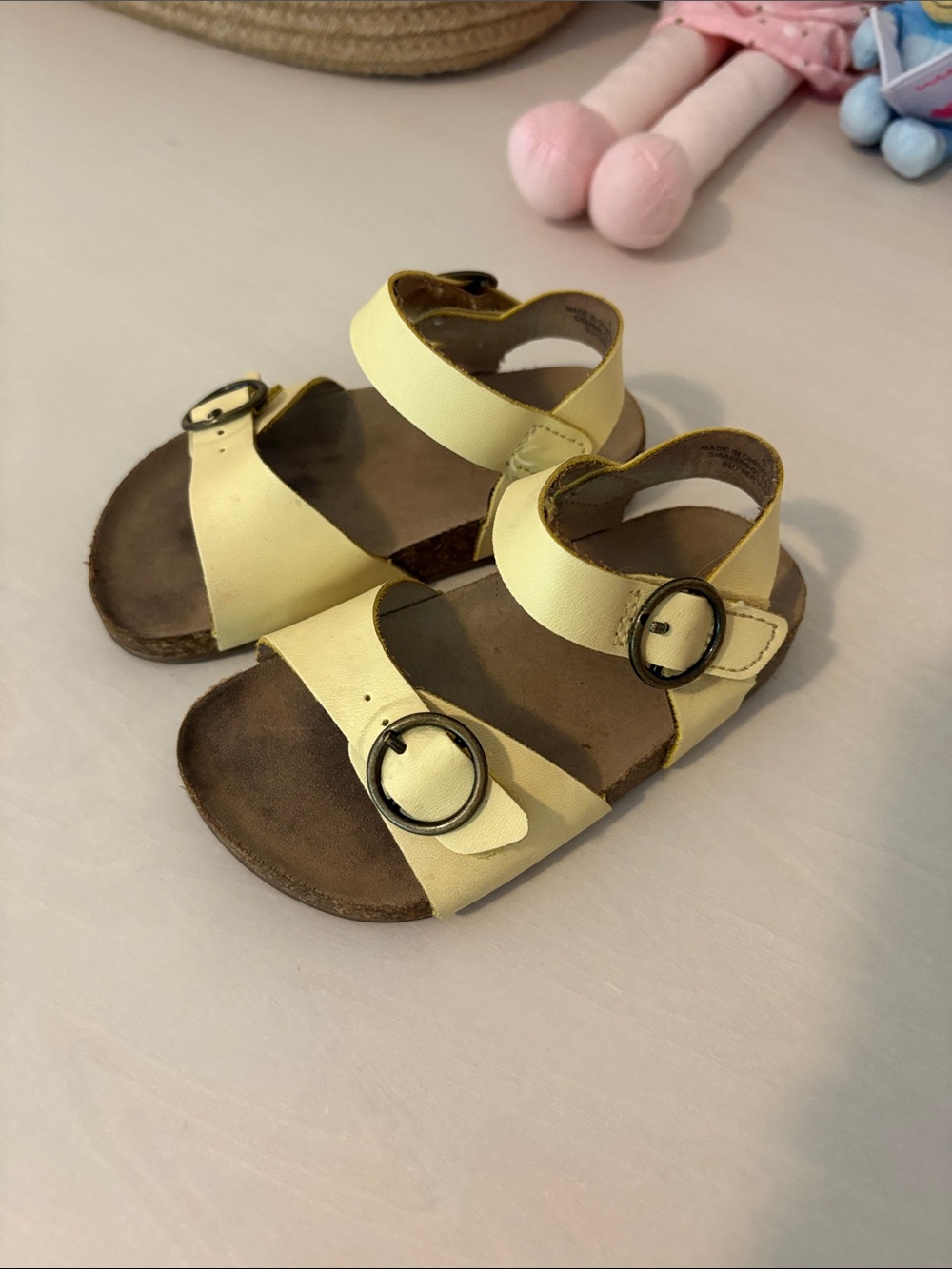 Old Navy Pale Yellow Velcro Sandal Size 6 Toddler GUC